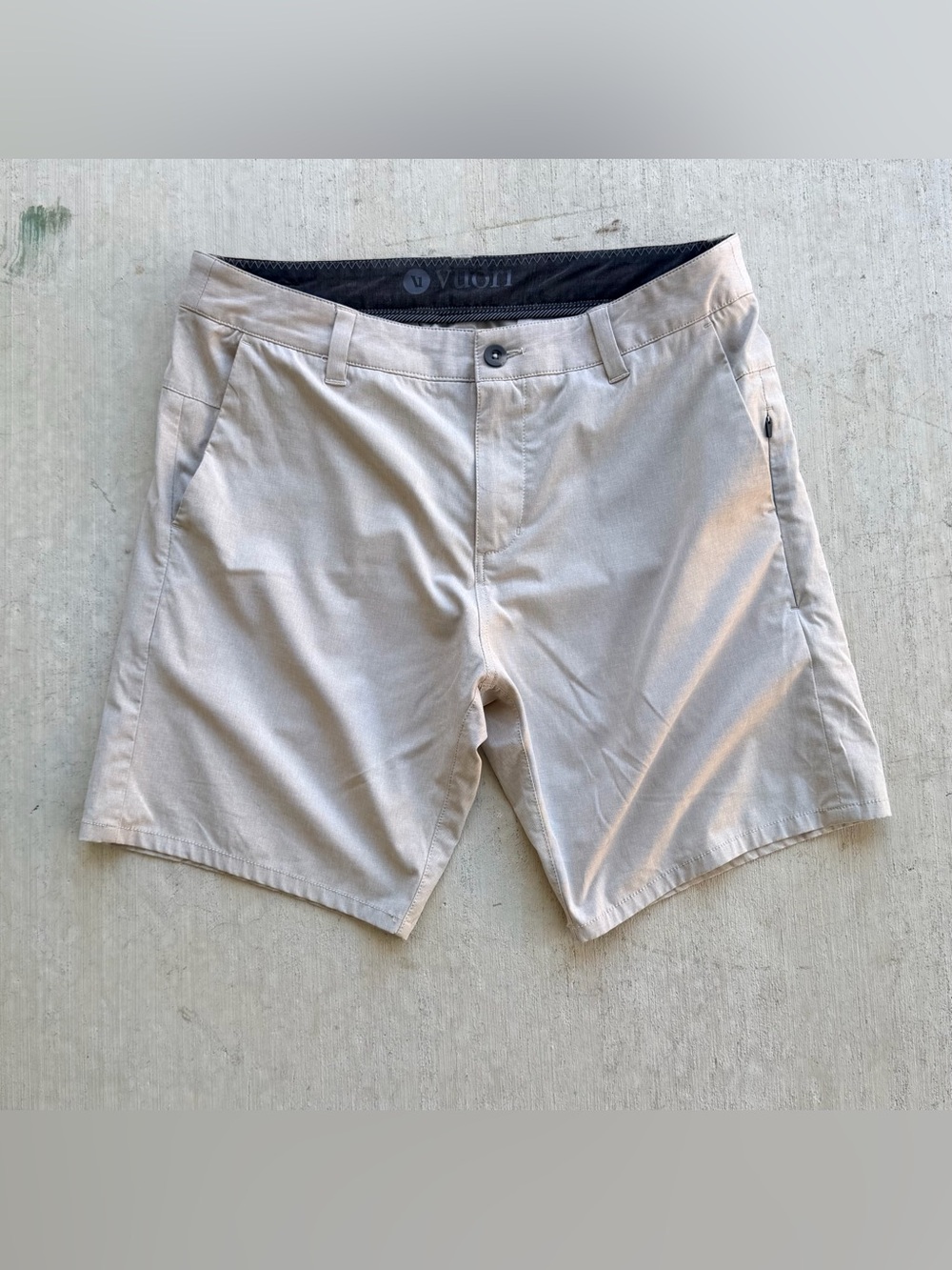 Vuori Aim Golf Shorts Men Size 34 Performance Stretch Chino Beige